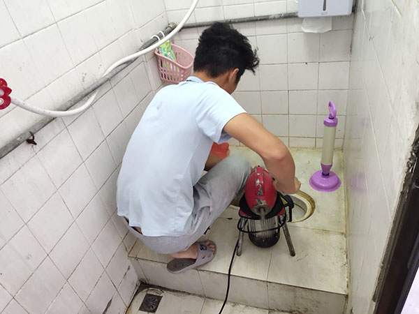 徐水肥皂掉到马桶里把马桶堵住了怎么办？马桶堵住了怎么办